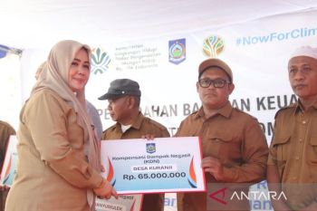 NTB menyerahkan dana kompensas warga lingkar TPA Kebon Kongok