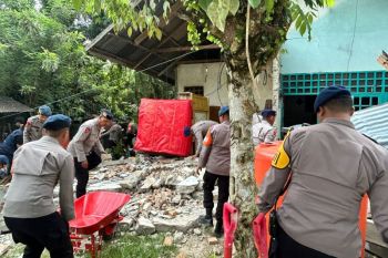 Brimob Polda-Sulteng bantu korban gempa di Sigi