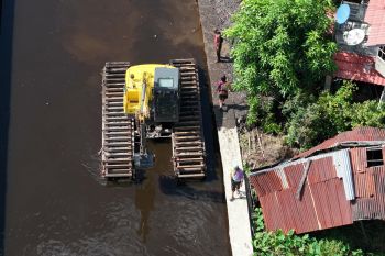 Pemkot Pontianak terjunkan eskavator amfibi keruk parit upaya atasi banjir