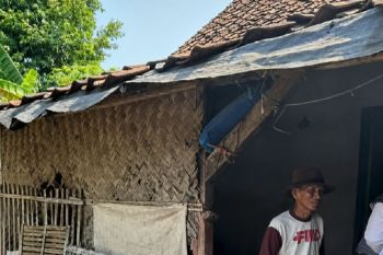 Bupati Karawang bantu wujudkan impian lansia miliki rumah layak huni