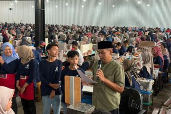 Tangis haru warnai pengumuman 150 karyawan HS berangkat umrah oleh pengusaha HS Muhammad Suryo