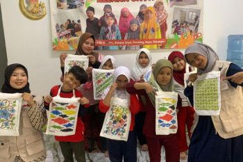 Mahasiswa KKN Internasional UMS ajak anak migran Indonesia lestarikan budaya membatik