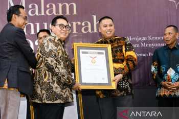 Wako Padang Panjang Terima Penghargaan Sahabat Pers Indonesia
