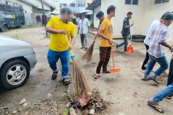 Klien Pemasyarakatan Bapas Padang lakukan bakti sosial bersihkan Mushalla