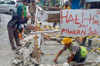 Pemkot Pematangsiantar perbaiki jalan berlubang di persimpangan dekat taman makam pahlawan