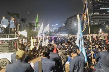 Mahasiswa Trisakti bertahan di depan Gedung DPR/MPR sampaikan pendapat