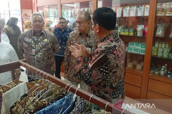 Bupati berharap Griya Kriya UMKM Banyumas perkuat pemasaran produk lokal