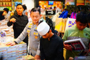Polres Bogor ajak 80 anak yatim piatu belanja perlengkapan sekolah