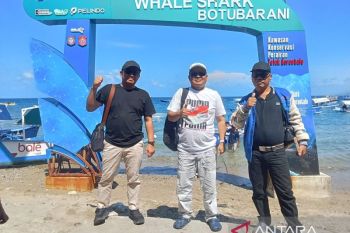 Peserta Penas KTNA asal Sukabumi kunjungi objek Wisata Hiu Paus Botubarani di Gorontalo