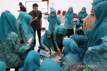 Emak-emak di Makassar dilatih buat eco enzym dari limbah