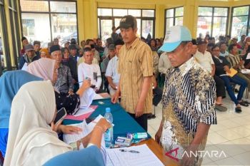 Pemkab Batang menyalurkan BLT DBHCHT kepada 289 penerima manfaat