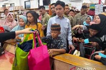 Wapres belanja kebutuhan sekolah bersama anak yatim di Gorontalo