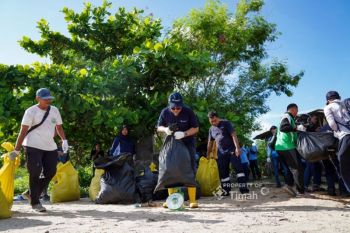 Insan PT Timah gotong royong bersihkan Pantai Tambak Udang Bangka