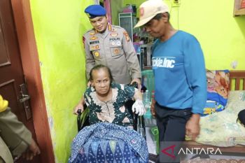 Polda Metro Jaya beri bantuan kursi roda bagi warga pesisir Jakut