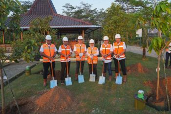 SIG dan Semen Gresik tanam pohon di kawasan Joglo Tani Pabrik Rembang