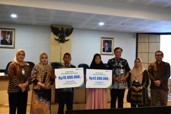 Dua ahli waris pekerja rentan terima santunan manfaat jamsos Program DBHCHT Jateng