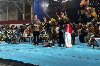 Gibran bagikan sepeda dan alat musik untuk peserta Pesparawi Nasional