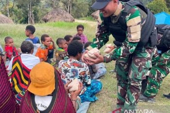 TNI jalin kedekatan lewat bagi makanan bergizi bagi warga Lanny Jaya