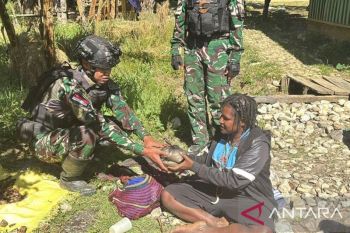 Satgas Yonif 511/DY bagikan paket bahan pokok ke warga Numbukawi Lanny Jaya