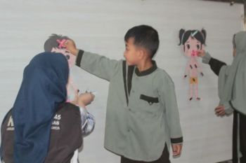 Cegah kekerasan anak sejak dini, KKN FIK UMS edukasi area privasi tubuh di TPA Al-Hikmah