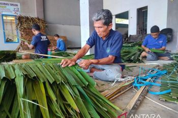 Lapas Lubuk Basung produksi atap rumbia dipasarkan di dua provinsi