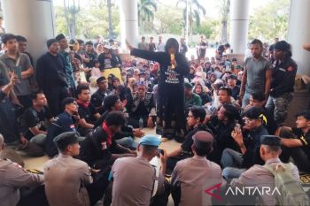 Warga demo ke Kantor Bupati Nagan Raya tolak rencana pembukaan tambang tembaga