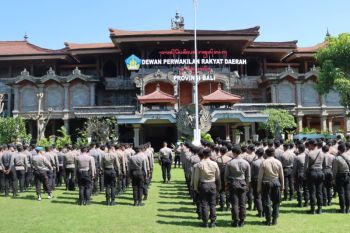 Personel gabungan disiagakan untuk amankan demonstrasi di Kantor DPRD Bali