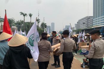 Polisi bagikan makanan dan minuman kepada massa aksi di DPR