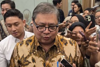 Pemerintah menunda penyaluran insentif sepeda motor listrik