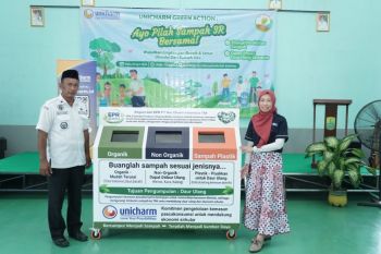 Unicharm ajak masyarakat pilah sampah dari sumber di Karawang
