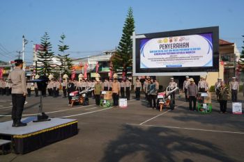 Polres Tasikmalaya serahkan bantuan mesin pertanian untuk petani