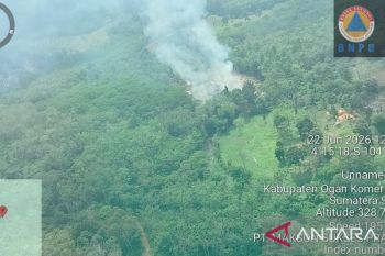 Satgas udara BPBD Sumsel padamkan karhutla di Desa Tihang OKU