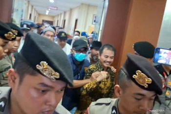 Roy Suryo dan Tifa keluar dari RS Polri, langsung dibawa ke Polda