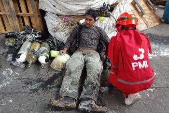 PMI beri bantuan oksigen bagi petugas tangani kebakaran di pabrik sandal