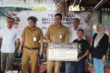 Sebanyak 850 pekerja di Kabupaten Jepara terima distribusi kartu mebel