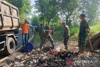 DLH Cianjur-Satgas Citarum Harum angkut satu ton sampah dari bantaran Sungai CItarum
