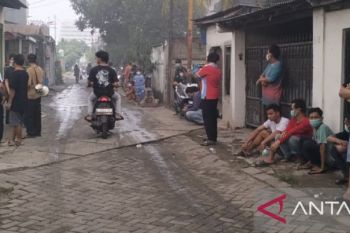 Nakes bagikan masker dan obat-obatan ke warga terdampak asap kebakaran pabrik sandal