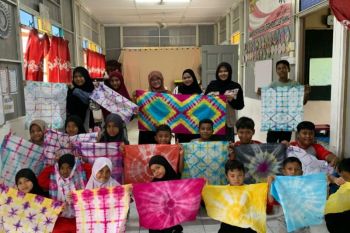 Upaya lestarikan warisan budaya Indonesia, mahasiswa UMS kenalkan batik Jumputan di Selangor Malaysia