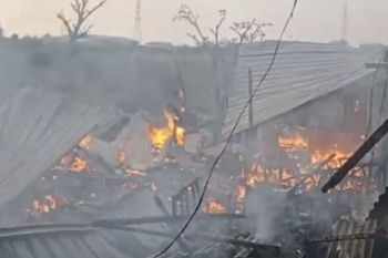 Tiga warung di Rembang terbakar