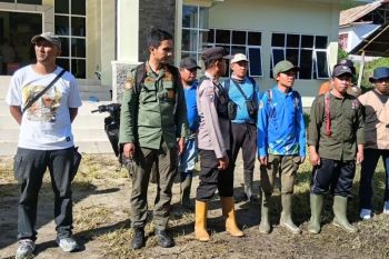 Satgas-Tanggap Darurat bersihkan longsoran buka aliran sungai di Sigi