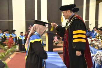 Untad wisuda 1.272 lulusan, tekankan integritas di era kecerdasan buatan