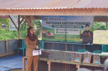 Pemkab Dharmasraya serahkan bantuan Alsitan dan 96 ton benih padi
