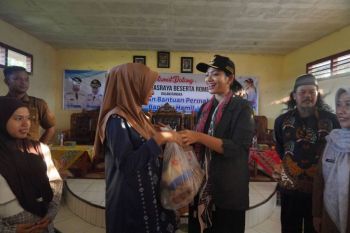 Bupati Dharmasraya salurkan bantuan ibu hamil dan menyusui di Timpeh