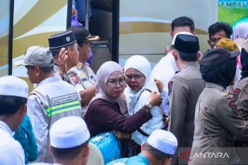 Kepulangan jemaah haji asal HST diwarnai tangis haru keluarga