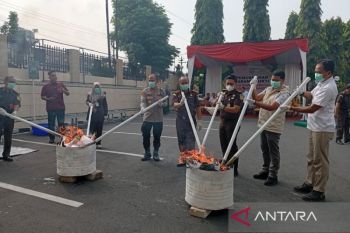 Kejari Purwokerto memusnahkan barang bukti perkara yang telah inkrah