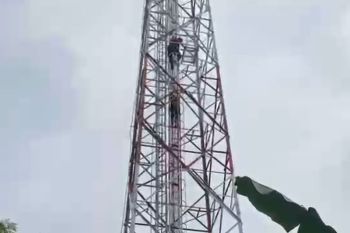 Damkarmat Bandarlampung tangani percobaan bunuh diri dari tower sutet