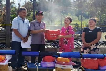 Pemkab Gumas serahkan bantuan logistik korban kebakaran di Sandung Tambun