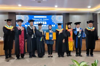 Dirres PPA dan PPO Polda Jatim raih gelar doktor di Unair