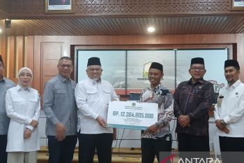Kemenag dan DPR serahkan Rp15,4 miliar bantuan kebencanaan untuk Aceh