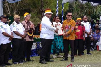 Kemenkum serahkan surat pencatatan ciptaan Noken Cendrawasih ke Pemkab Jayawijaya